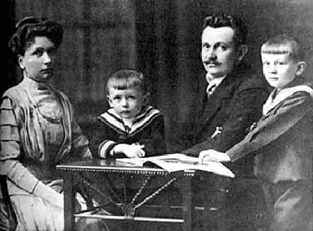 Kurt with his parents and older brother about 1910
