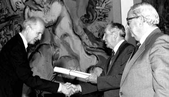 Hormander receiving the Wolf prize