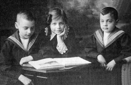 Egbert van Kampen is on the left with his sister and brother
 