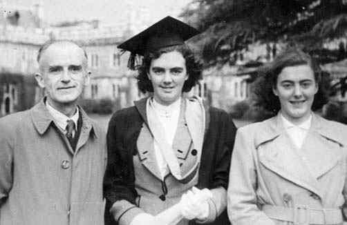 Siobhan Vernon at her graduation with her father and sister
 